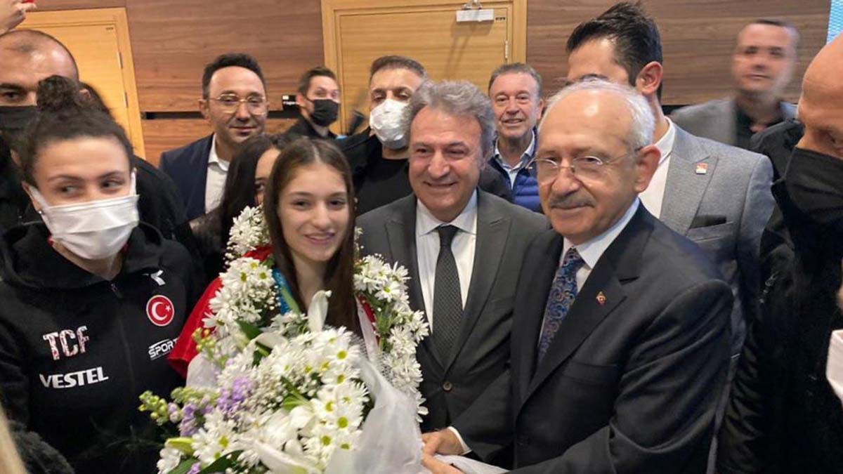 Azerbaycan'ın başkenti Bakü'de düzenlenen Trampolin Cimnastik Dünya Kupası'nda çiftlerde Sena Elçin Karakaş'la birlikte altın madalya kazanarak trampolin branşında Türkiye'ye ilk uluslararası altın madalyayı getiren İzmirli Sıla Karakuş coşkuyla karşılandı.