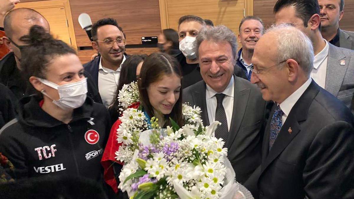 Azerbaycan'ın başkenti Bakü'de düzenlenen Trampolin Cimnastik Dünya Kupası'nda çiftlerde Sena Elçin Karakaş'la birlikte altın madalya kazanarak trampolin branşında Türkiye'ye ilk uluslararası altın madalyayı getiren İzmirli Sıla Karakuş coşkuyla karşılandı.