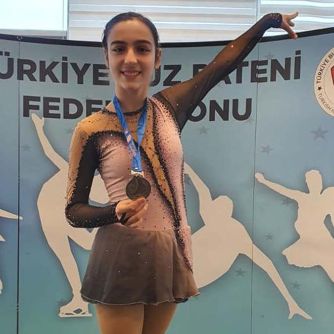 Nehir Alan gümüş madalyayı boynuna taktı