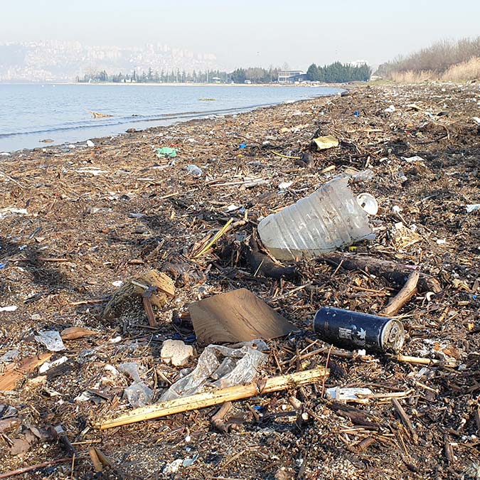 İzmit Körfezi sahili çöplüğe döndü