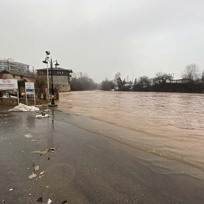 Karlar eridi; Küçük iskeleler suya gömüldü