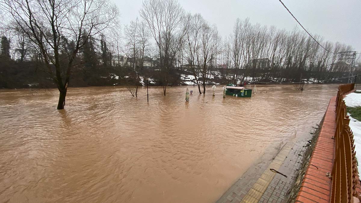 Karlar eridi; Küçük iskeleler suya gömüldü