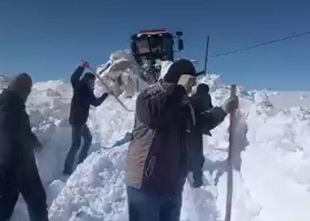 İş makinesi kara saplandı