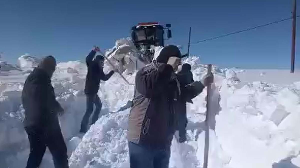 İş makinesi kara saplandı