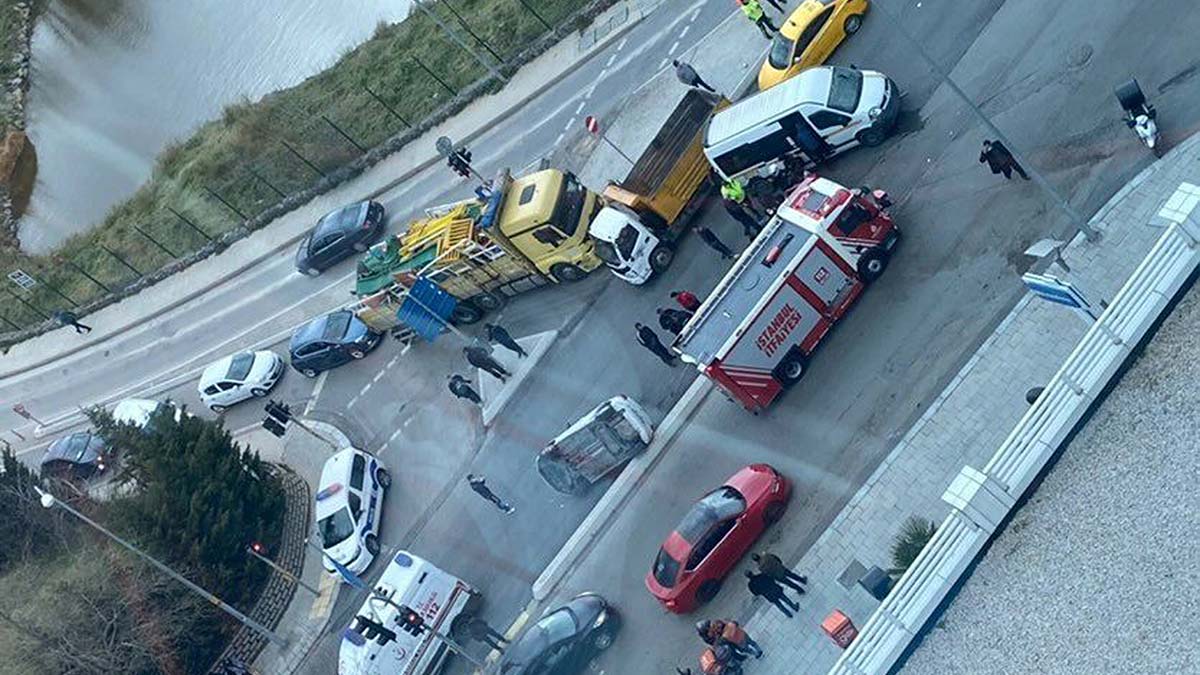 Servis minibüsüne çarpan otomobil devrildi