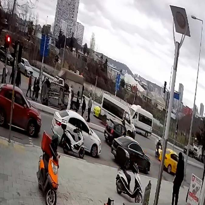 aat 16.00 sıralarında Kartal Cevizli Mahallesi Mustafa Kemal Caddesi'nde meydana geldi. Kavşaktan çıkan servis minibüsünün çarptığı otomobil refüje vurarak, devrildi.