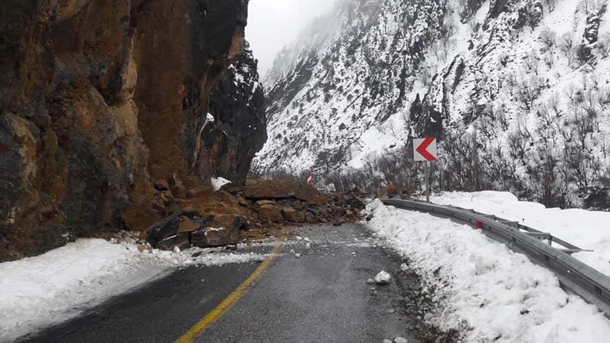 Kayseri Kapuzbaşı yolunda heyelan