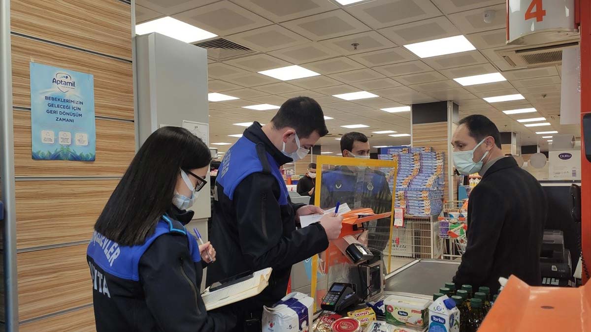 Temel gıda maddelerinde KDV’nin yüzde 8’den yüzde 1’e indirilmesinin ardından Bahçelievler Belediyesi Zabıta Müdürlüğü ve Ruhsat Denetim Müdürlüğü ekipleri marketlerde KDV indirimi denetimi yaptı.