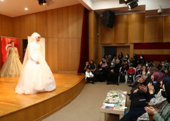 Kursiyerlerin tasarladıkları gelinlikler tanıtıldı