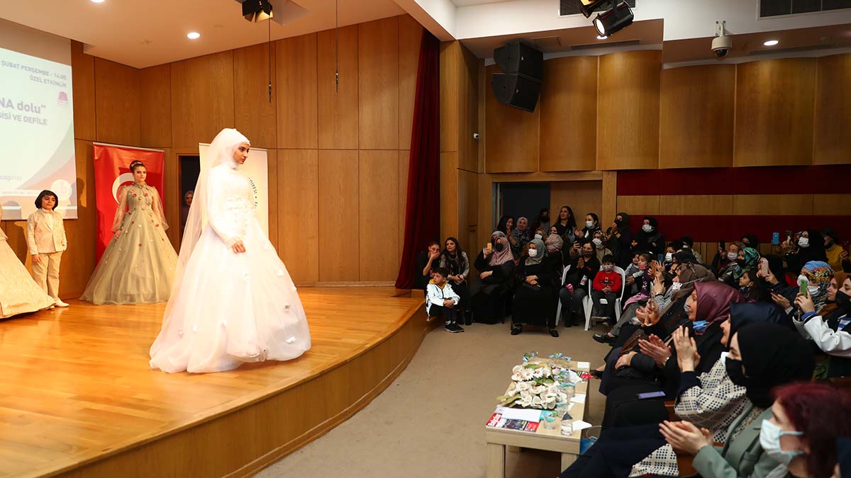 Kursiyerlerin tasarladıkları gelinlikler tanıtıldı