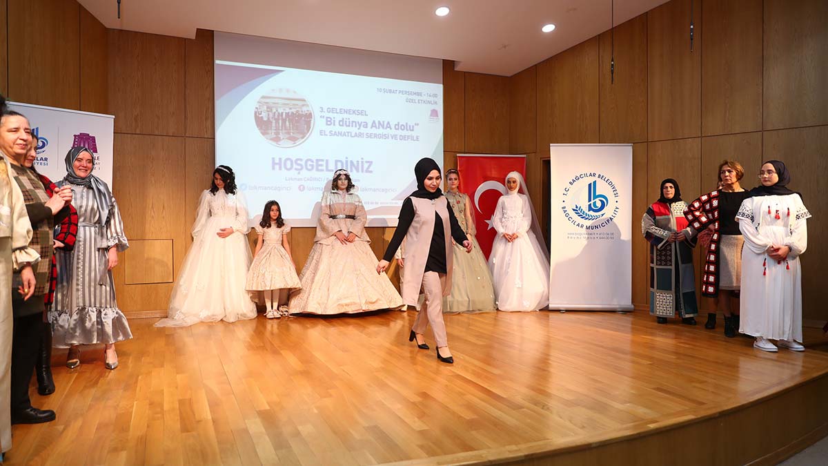 Bağcılar Belediyesi Kadın ve Aile Kültür Sanat Merkezi kadın kursiyerlerin tasarladıkları gelinlikten abiyeye kadar farklı kıyafetler defileyle tanıtıldı.