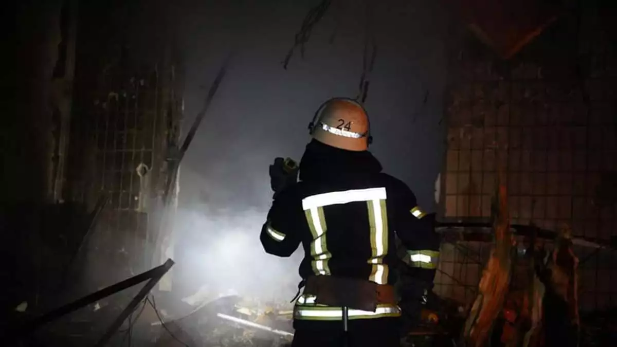 Kievde acil durum ekipleri gece boyunca calisti 6428 dhaphoto12 - yazarlar - haberton