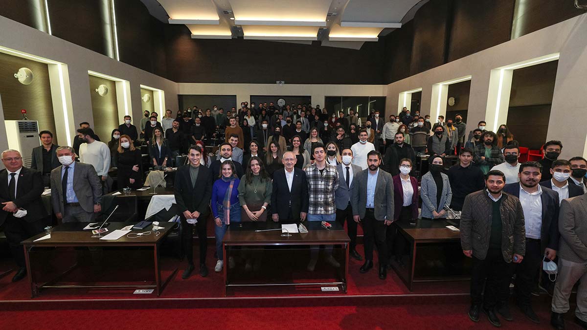 Kılıçdaroğlu üniversiteli öğrencilerle buluştu