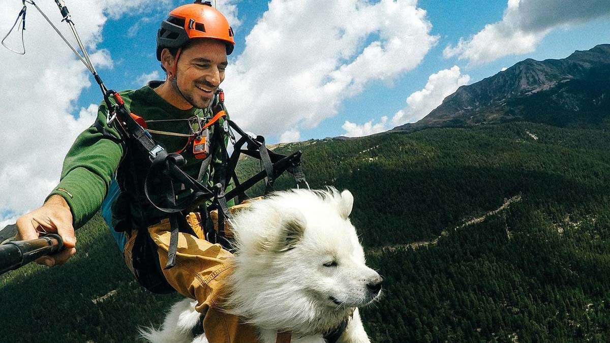Film yönetmeni Shams, 1,5 aylık eğitimden sonra köpeği ile yamaç paraşütü yaptı.