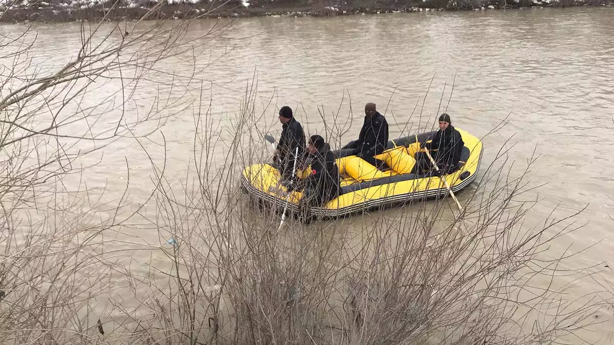 Yağmur karasu ve murat nehri'nin birleştiği noktada aranıyor