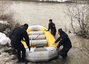 Yağmur Karasu ve Murat Nehri'nin birleştiği noktada aranıyor