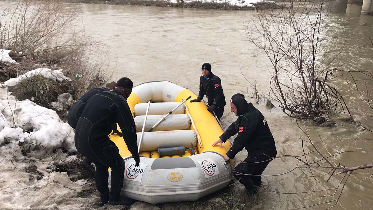 Yağmur Karasu ve Murat Nehri'nin birleştiği noktada aranıyor