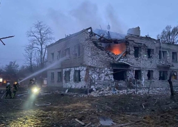 Bombardıman sonucu yerleşim yerleri zarar gördü