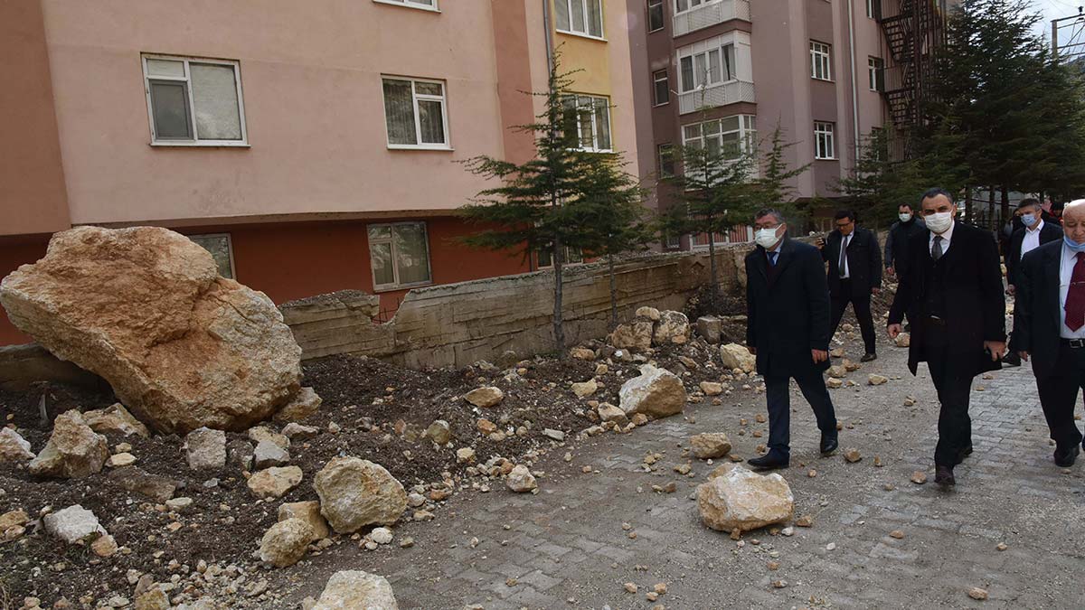 Yamaçtan kopan dev kayalar, yola düştü. Yamacın yakınında bulunan 14 bloktaki 210 dairede oturan mahalleli heyelan nedeniyle korku dolu günler geçiriyor. Tepeden yuvarlanan kayalar tehlike oluşturuyor.