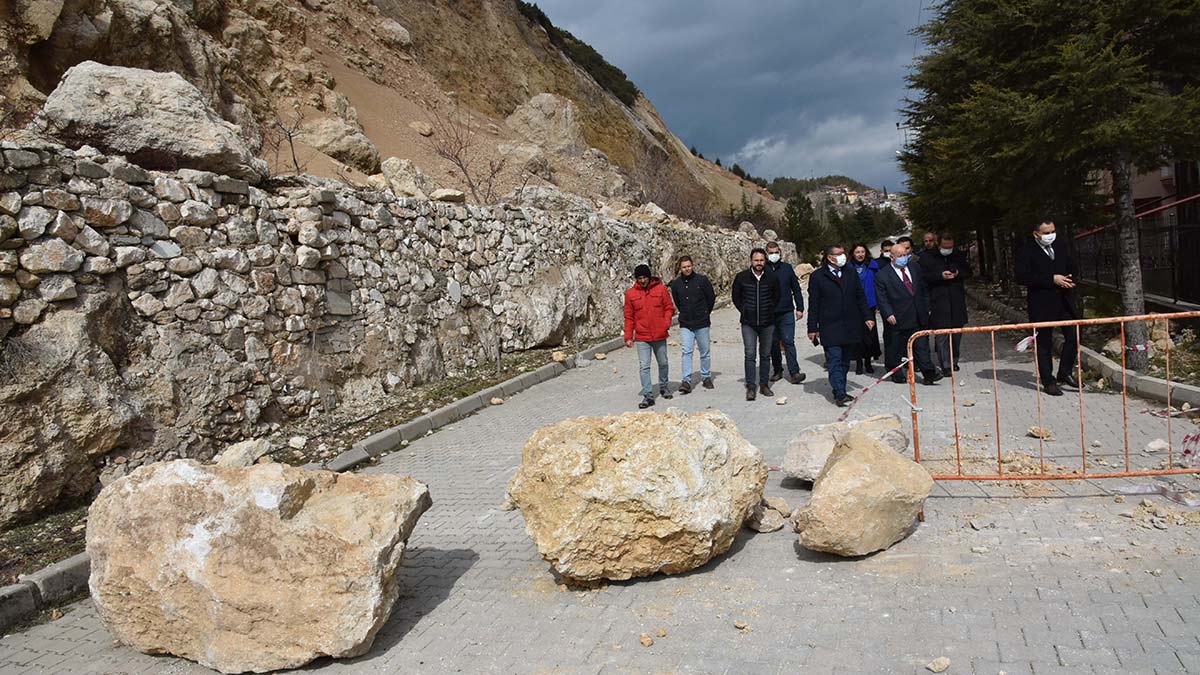 Tepeden yuvarlanan kayalar tehlike saçıyor
