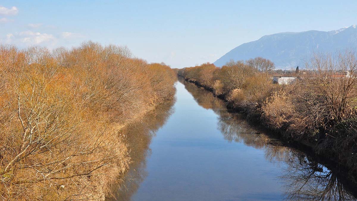 Ege Bölgesi'nde sulamada önemli bir yere sahip olan Gediz Nehri'ni atıklarla kirlettikleri gerekçesiyle Manisa'daki 83 kurum ve işletmeye geçen yıl toplam 7 milyon 657 bin TL'lik idari para cezası kesildiği bildirildi.