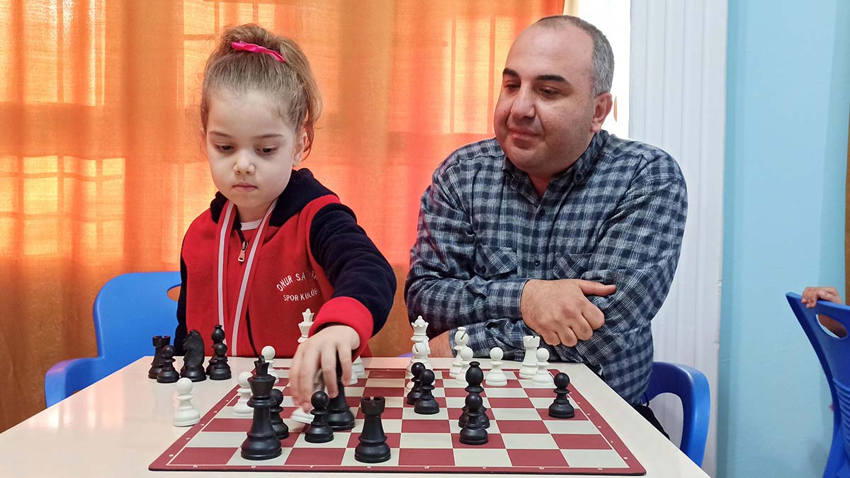 Hatay'ın İskenderun ilçesinde annesiyle gittiği markette görüp, aldırdığı satranç takımıyla başladığı zeka oyununda üstün başarı sergileyen Elif Eylül Çalıkoğlu satrançta milli takım havuzuna girmeyi başardı.