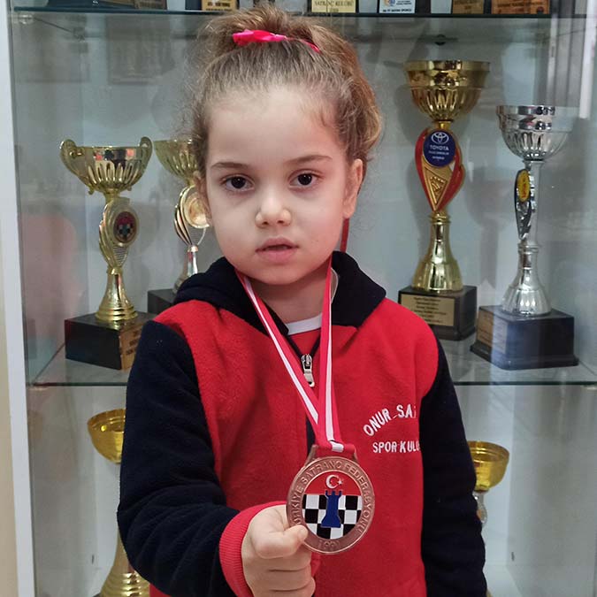 Elif Eylül Çalıkoğlu satrançta milli takıma girdi