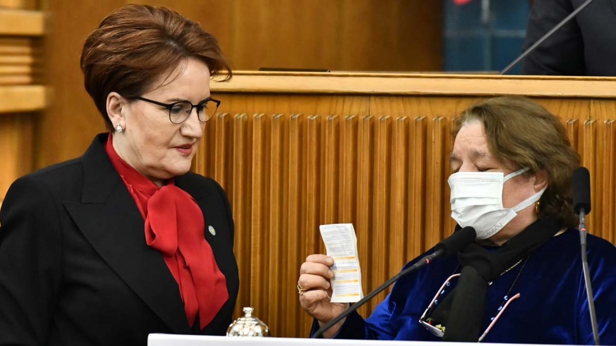 İYİ Parti Genel Başkanı Meral Akşener, gıda maddelerindeki KDV oranının yüzde 8'den yüzde 1'e düşürülmesini olumlu karşıladıklarını söyleyerek, "Bu yöntemle enflasyon düşmez" ifadesini kullandı.