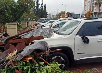 Mersin'de kuvvetli rüzgar; Çatılar uçtu