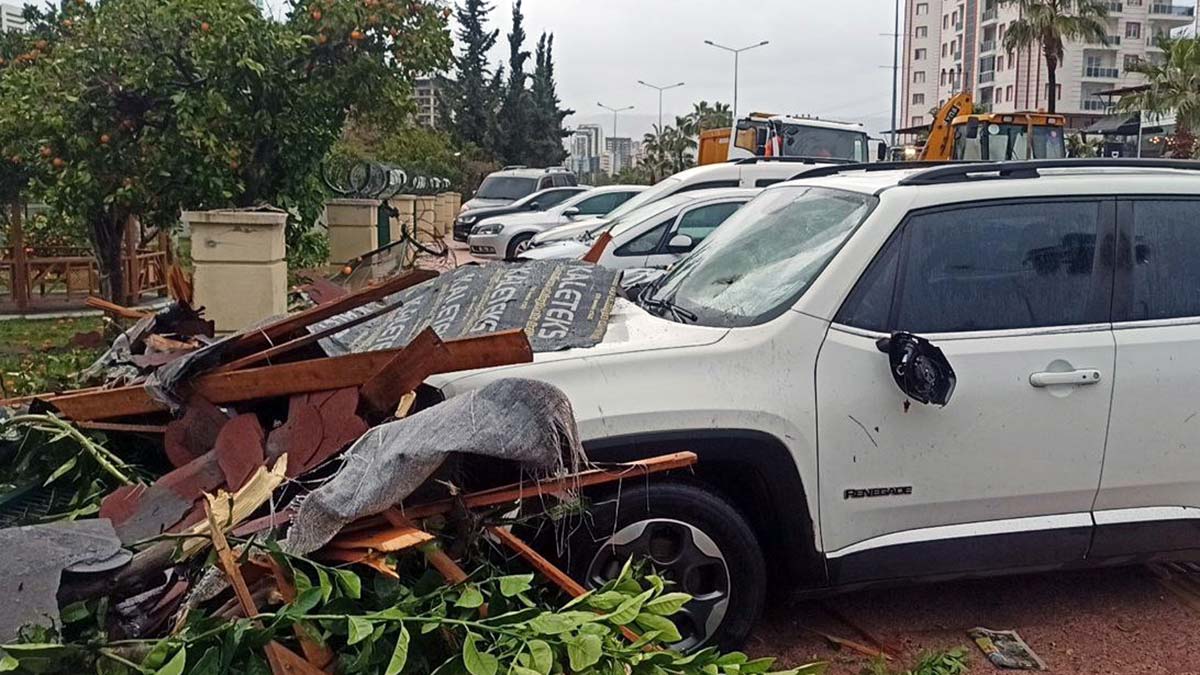 Mersin'de kuvvetli rüzgar; Çatılar uçtu