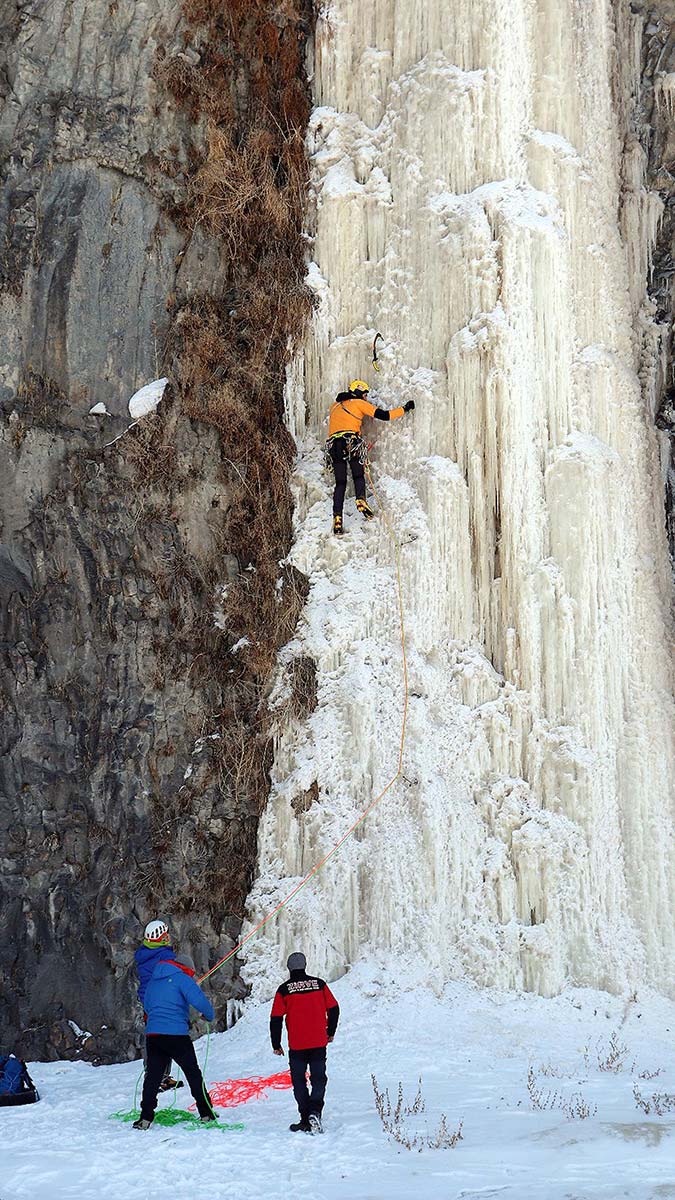 Dünyada 8 bin metreyi geçen 13 dağa çıkan milli dağcı Tunç Fındık, Ağrı'nın Diyadin ilçesindeki Murat Kanyonu'nda yaklaşık 50 metre yüksekliğindeki buzdan şelaleye tırmandı.
