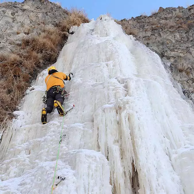 Milli dağcı buzdan şelaleye tırmandı