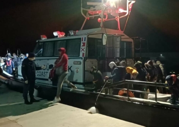 Türk kara sularına itilen 42 göçmen kurtarıldı