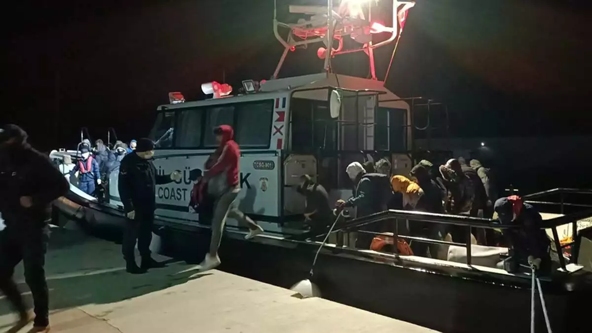 Türk kara sularına itilen 42 göçmen kurtarıldı