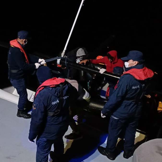 Türk kara sularına itilen 42 göçmen kurtarıldı