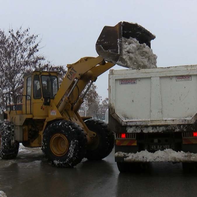 Muş'ta 500 kamyon kar şehir dışına taşınıyor