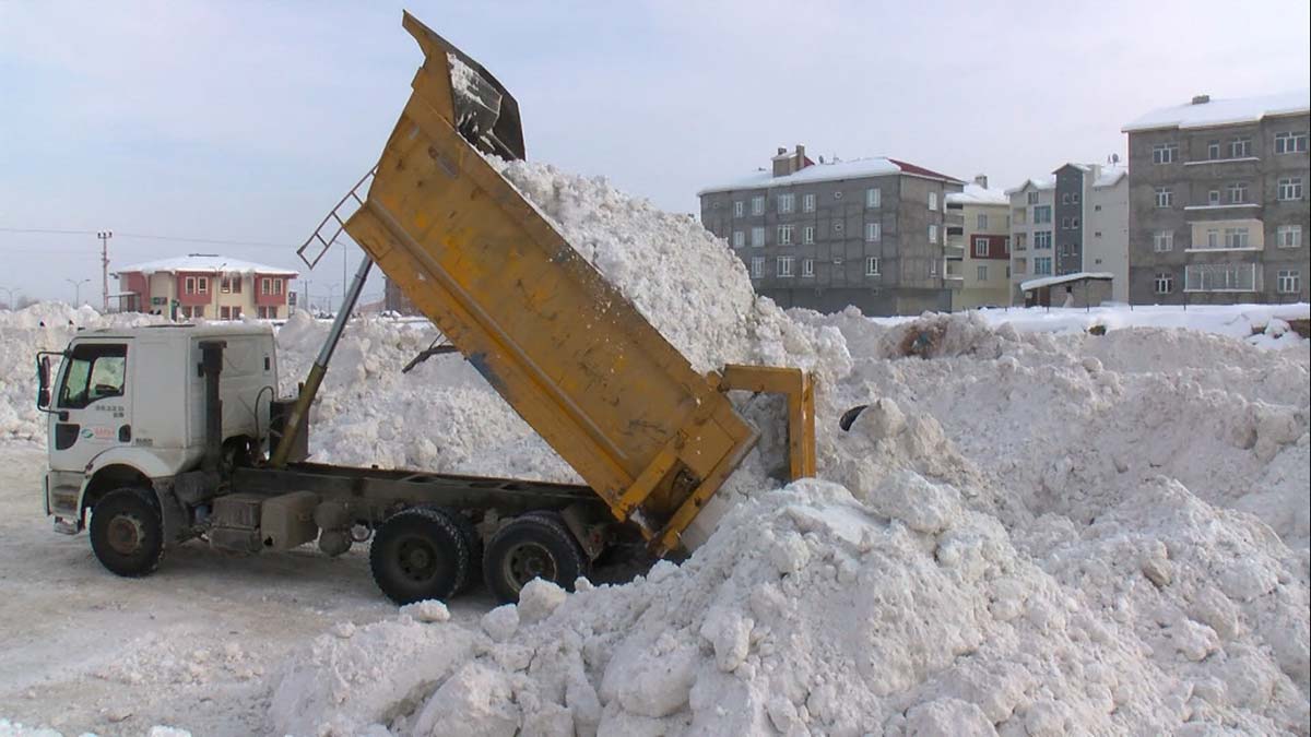 Muş'ta 500 kamyon kar şehir dışına taşınıyor