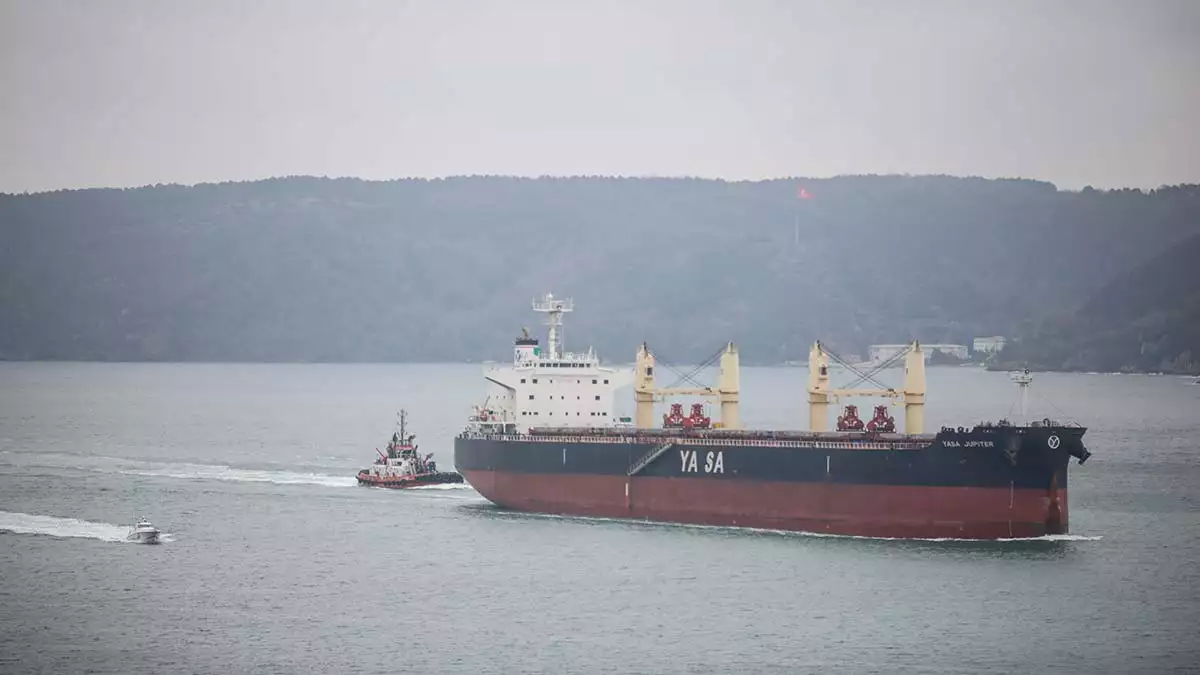 Bomba isabet eden türk gemisi boğazdan geçti