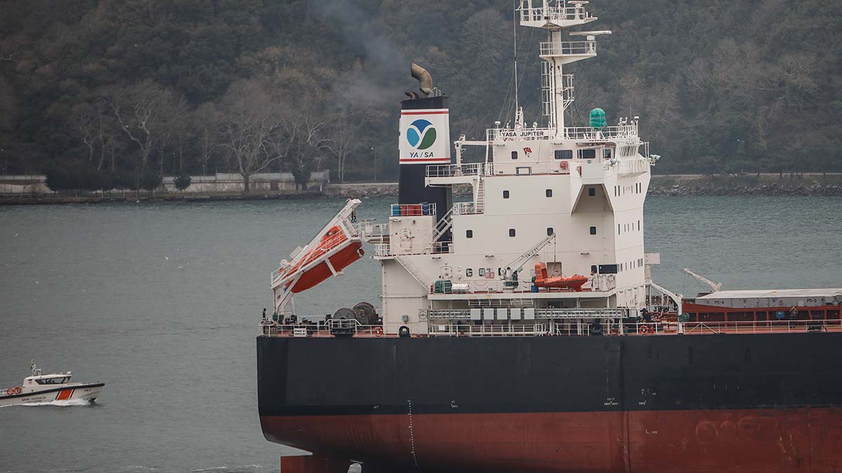 Bomba isabet eden Türk gemisi boğazdan geçti
