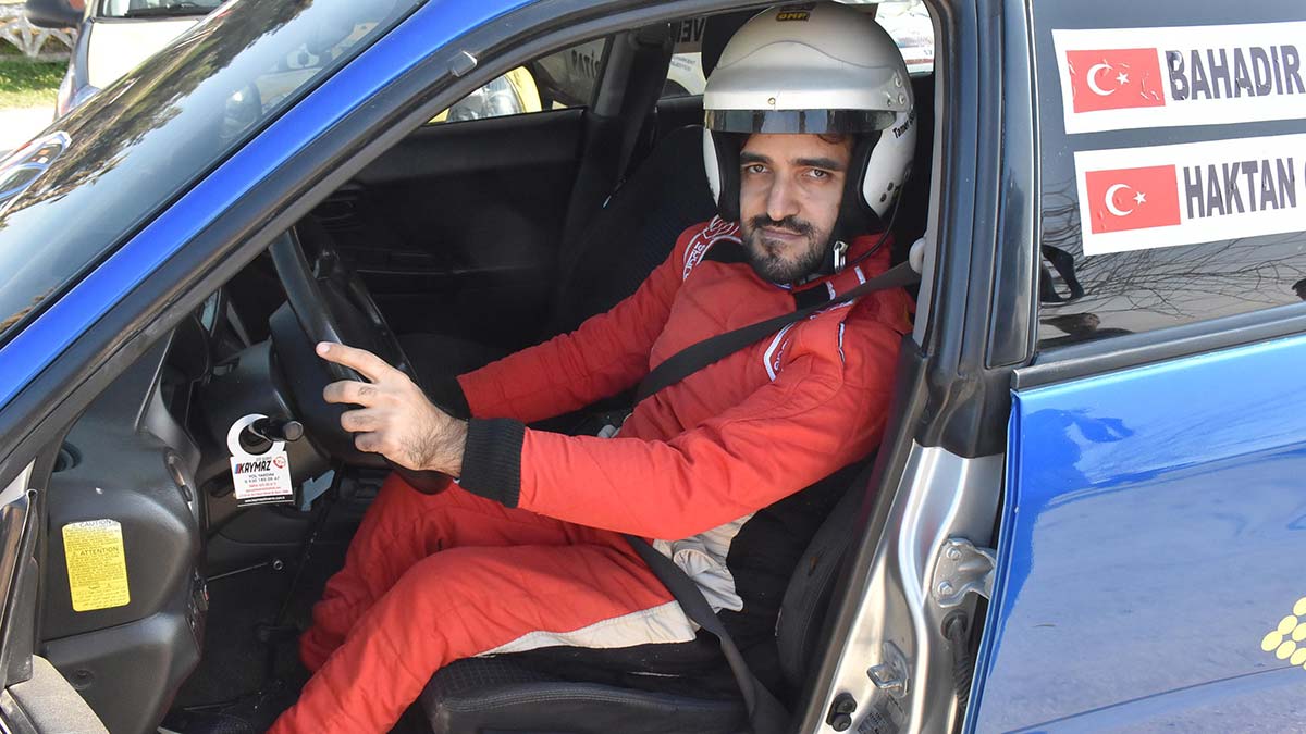 İzmir'de doğuştan bedensel engelli Haktan Özünver (32), ilk kez bir bedensel engellinin yer alacağı otomobil sporu 'rallikros' yarışına katılacak.