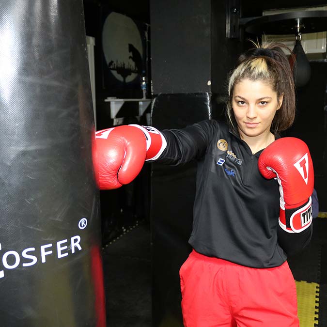 Türk boksör Seren Ay Çetin (24), dünyanın en büyük organizasyonu olarak kabul edilen ve Muhammed Ali, Mike Tyson gibi efsanevi dövüşçülerin kemer aldığı WBC'de (DÜNYA Boks Konseyi) gümüş kemer müsabakasına çıkacak.