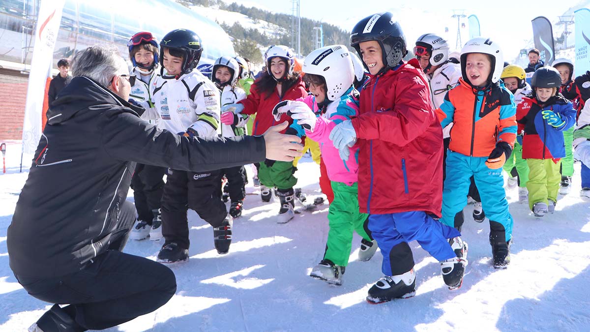 Erzurum'un ilçelerine bağlı kırsal mahalle okullarında eğitim-öğretim gören ilkokul öğrencileri, Palandöken heyecanından geceyi uykusuz geçirdiler.