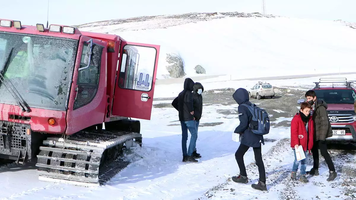 Erzurum'da, sömestirde palandöken dağı'nın kayak yapılmayan arka yüzündeki köy ve mezrada tatil bitti kar çilesi başladı.