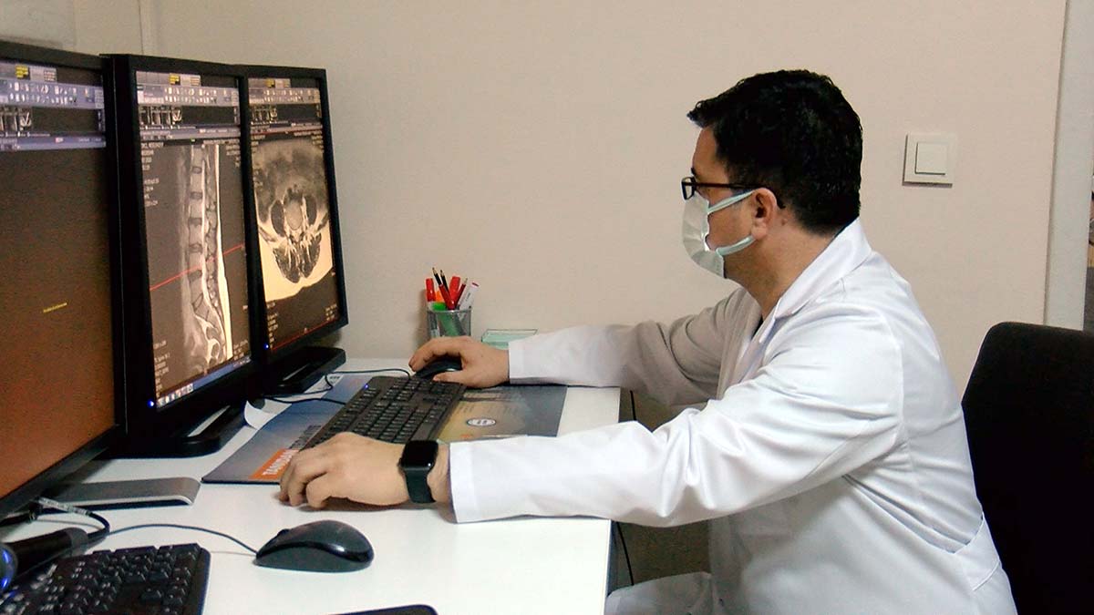 Prof. Dr. Gündüz, Kronik ağrı sorunlarında yaş ortalamasının düştüğüne işaret ederek, "Uzaktan çalışma, online eğitim boynumuzu büktü" dedi.