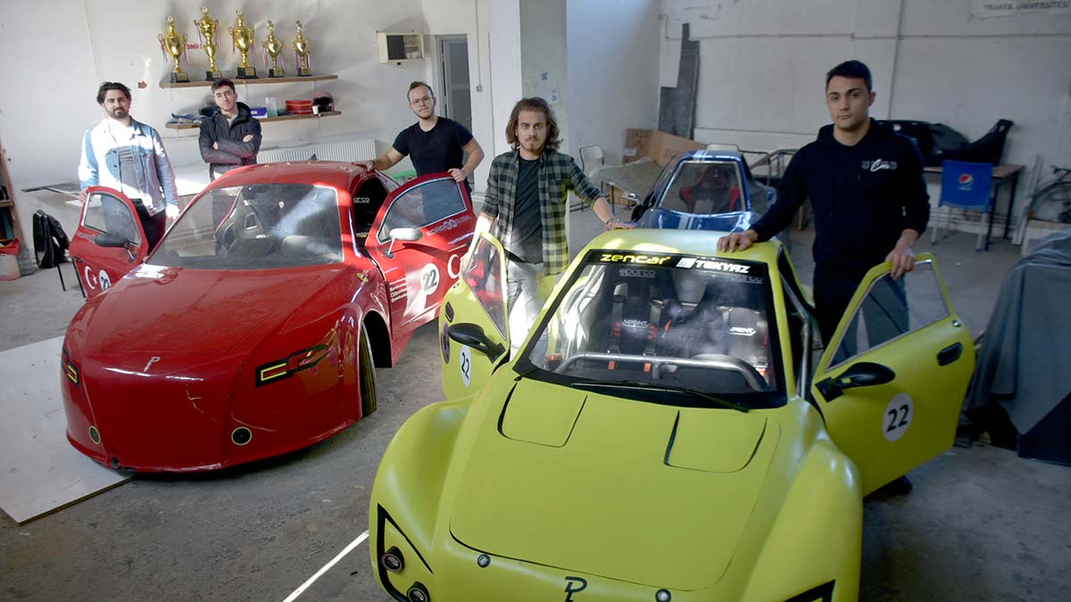 Trakya Üniversitesi bünyesinde makine, bilgisayar ve elektrik-elektronik mühendisliği bölümlerinde okuyan öğrencilerinden oluşan 15 kişilik Pehlivan Team ekibi, pandemide özel izni alıp, atölyede çalıştı.