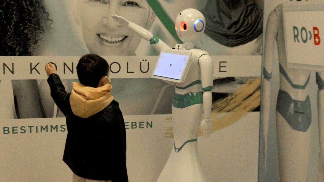 Akıllı robot RO-B Bursa'da tanıtıldı