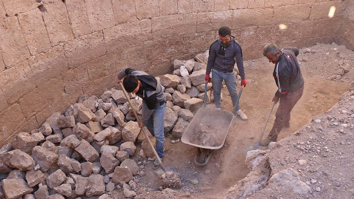 Mardin’de kazı çalışmalarının devam ettiği Dara’da elde edilen yeni bulgular, Roma İmparatoru 1'inci Anastasios'un antik kente itina gösterdiği ve inşaat yapımında çalıştırılmak üzere ciddi paralar ödeyerek Suriye'den özel taş ustaları getirttiği ortaya çıktı.