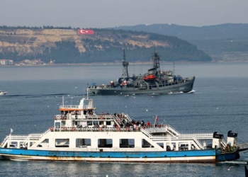 Epron savaş gemisi Çanakkale'den geçti