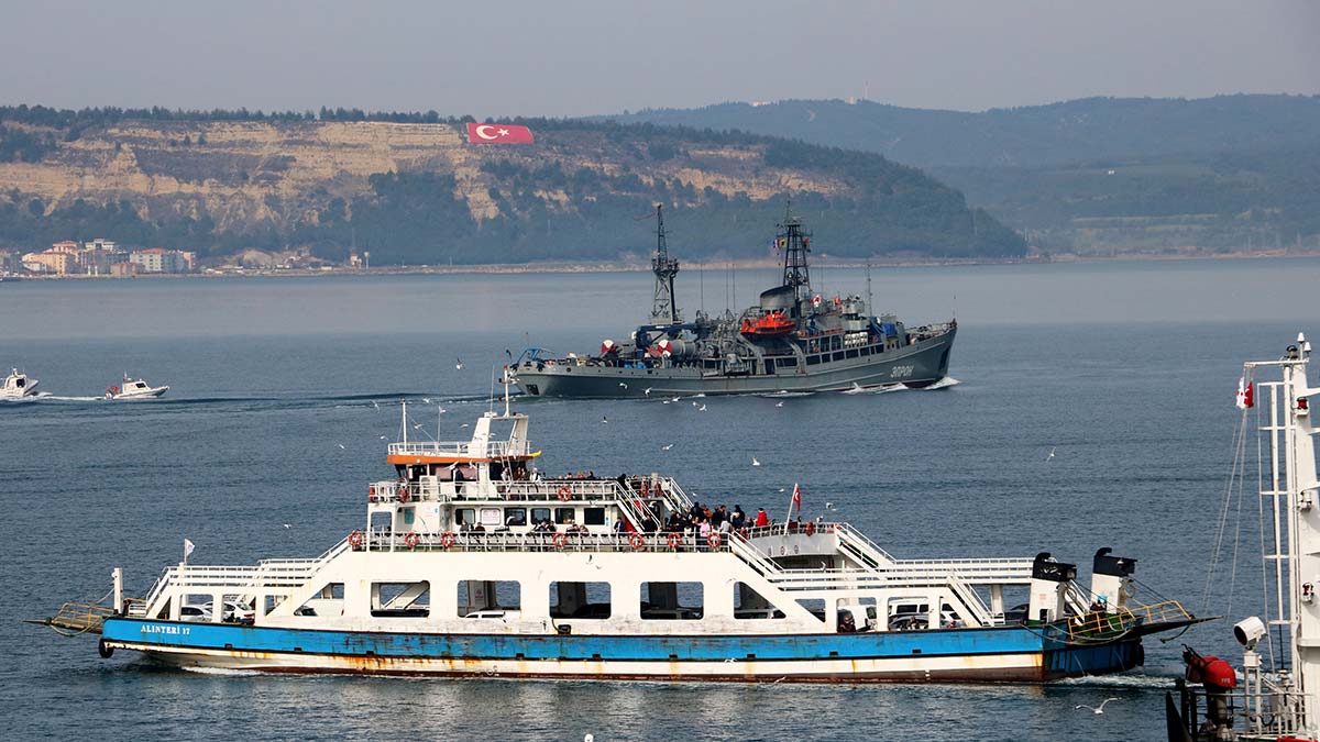 Epron savaş gemisi Çanakkale'den geçti