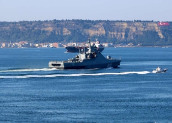 Dmitry Rogachev Çanakkale Boğazı'ndan geçti